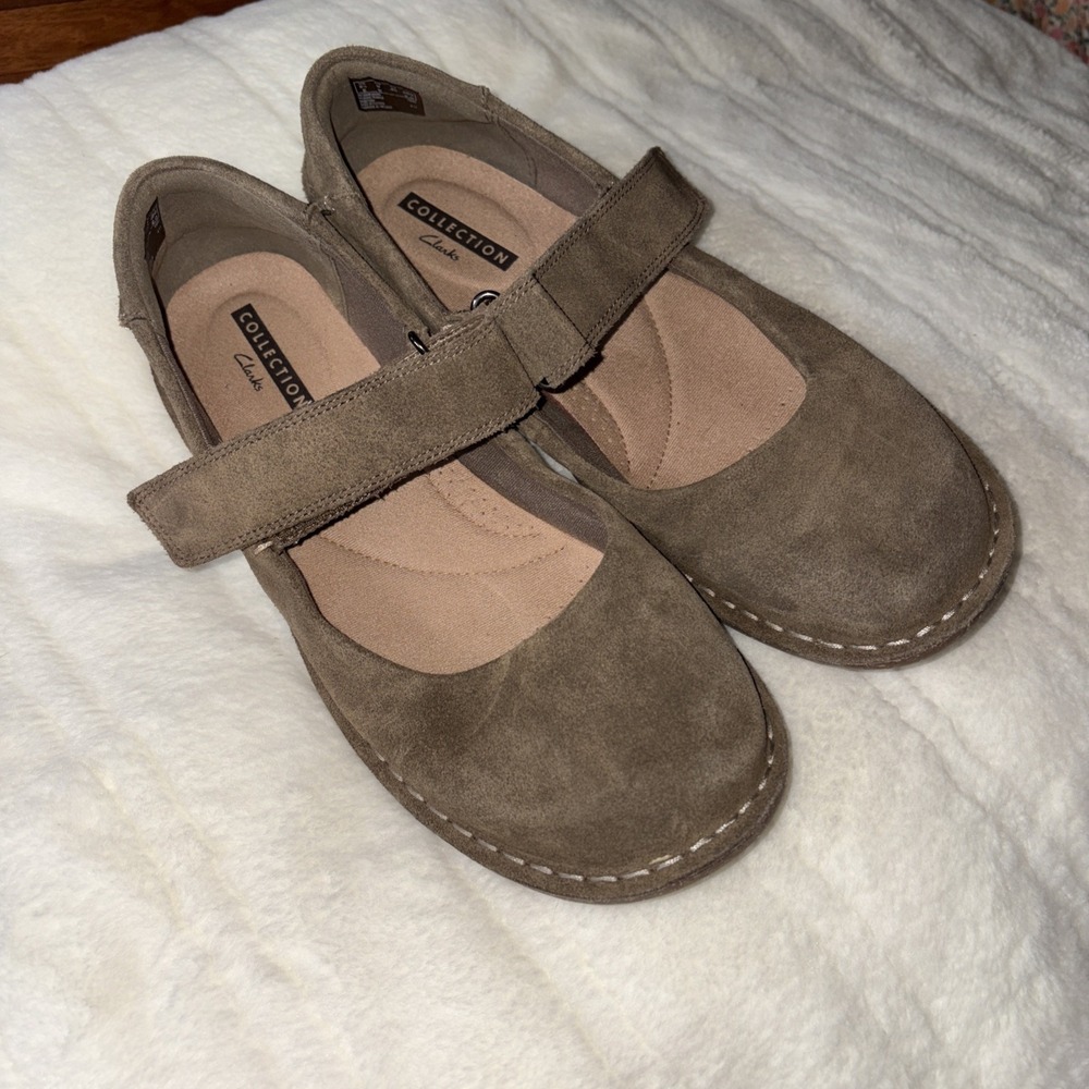 Clarks Taupe Flats